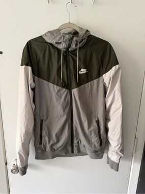 Nike Men’s Colorblock Hooded Windbreaker in Olive Green, Light Gray, & cream